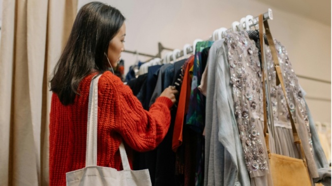 Thrifting: Kampanye Circular Fashion Peduli Bumi dan Cara Modis yang Sehat