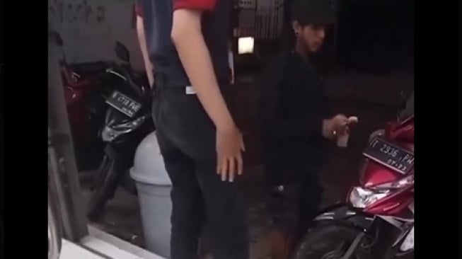 Aji Mumpung, Viral Jukir Minimarket 'Getok' Tarif Parkir Motor Rp15 Ribu