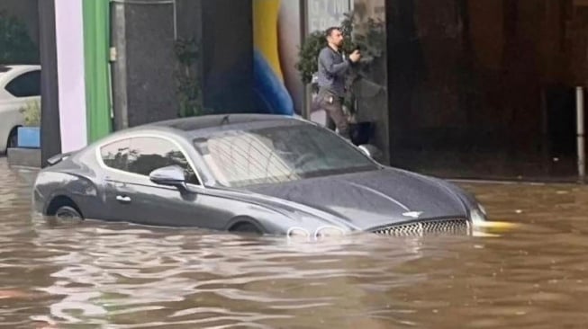 Jajaran Mobil Mewah yang Terendam Banjir di Dubai. (Tangkapan Layar/IG)