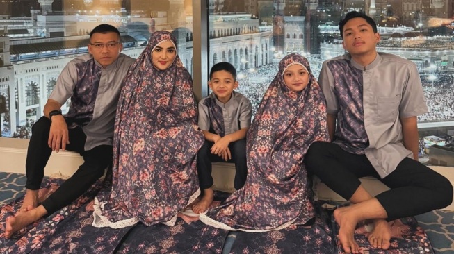 Anang Hermansyah dan Ashanty bersama ketiga anaknya menjalani ibadah umrah. [Instagram]