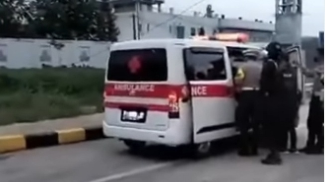 Dikira Bawa Pasien, Polisi Setop Ambulans Nakal Penumpangnya Satu Keluarga yang Mau Mudik