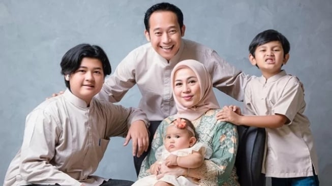 Pasangan Artis yang Adopsi Anak (instagram/@dennycagur)