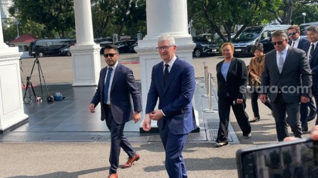 CEO Apple Tim Cook tiba di kompleks Istana Kepresidenan Jakarta. Rabu (17/4/2024). (Suara.com/Novian)