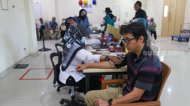 Calon jamaah haji mengikuti vaksinasi meningitis di Puskesmas Pasar Minggu, Jakarta, Rabu (17/4/2024). [Suara.com/Alfian Winanto]