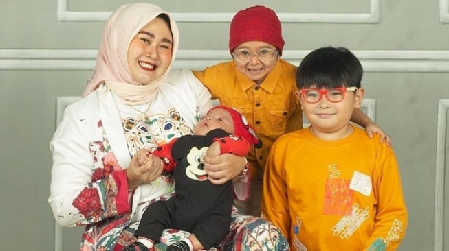 Pasangan Artis yang Adopsi Anak (instagram/@dausminiasli)