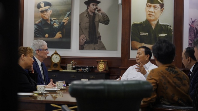 Momen pertemuan Menhan Prabowo dengan bos Apple Tim Cook di kantor Menhan, Rabu (17/4/2024). (Dok. Kemenhan)