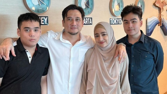 Keluarga Tengku Firmansyah dan Cindy Fatikasari. (Instagram/cindyfatikasari18)