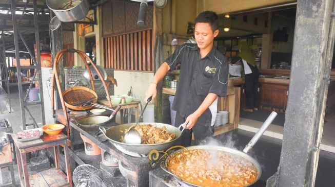 Cerita Pemilik Sate Klathak Pak Pong Berhasil Lewati Rintangan Berkat KUR BRI