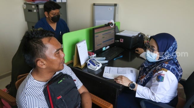 Calon jamaah haji mengikuti vaksinasi meningitis di Puskesmas Pasar Minggu, Jakarta, Rabu (17/4/2024). [Suara.com/Alfian Winanto]