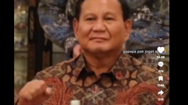 Momen Prabowo Tampak Malu-malu Berjoged Saat Titiek Soeharto Nyanyi. [TikTok]