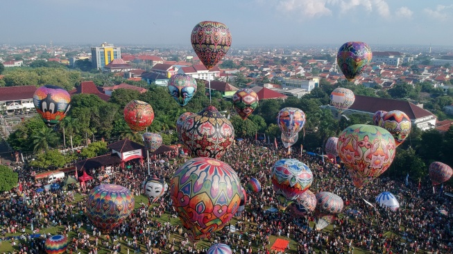 Foto udara atraksi balon udara saat Pekalongan Balon Festival di Lapangan Mataram, Kota Pekalongan, Jawa Tengah, Rabu (17/4/2024). [ANTARA FOTO/Harviyan Perdana Putra/rwa.]