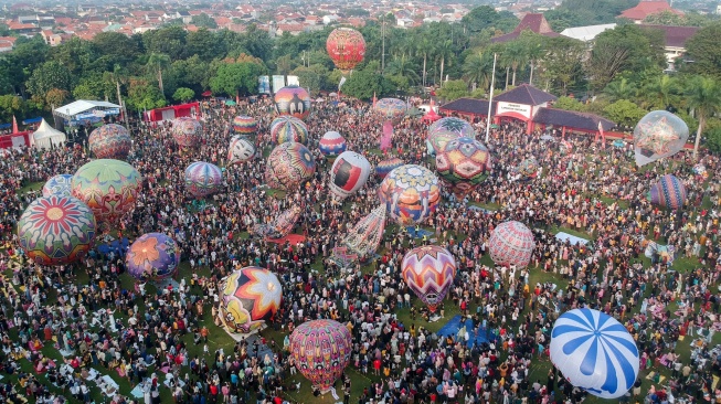 Foto udara atraksi balon udara saat Pekalongan Balon Festival di Lapangan Mataram, Kota Pekalongan, Jawa Tengah, Rabu (17/4/2024). [ANTARA FOTO/Harviyan Perdana Putra/rwa.]