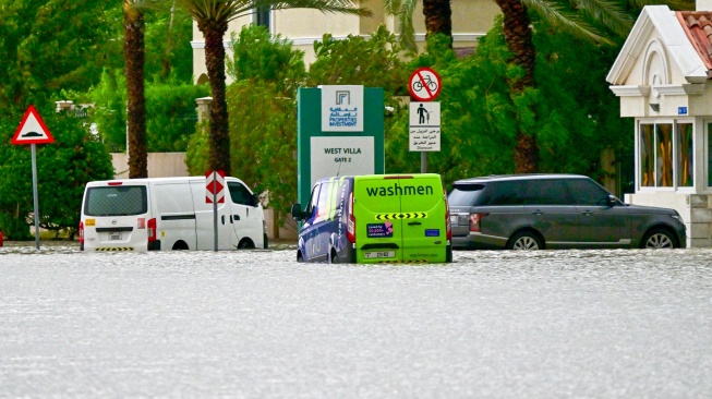 Kendaraan terdampar di jalan yang terendam banjir setelah hujan deras di Dubai, Uni Emirat Arab, Selasa (16/4/2024).  [Giuseppe CACACE / AFP]