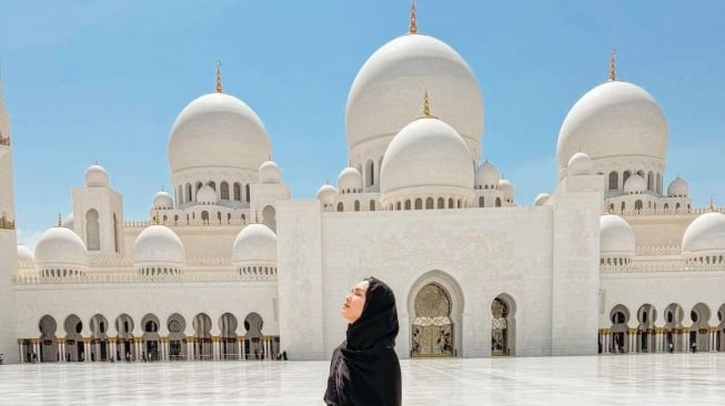 Shandy Aulia Berhijab di Masjid Sheikh Zayed Abu Dhabi. (Instagram/@shandyaulia)