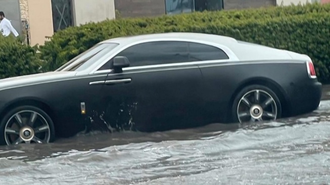 Jajaran Mobil Mewah yang Terendam Banjir di Dubai. (Tangkapan Layar/IG)