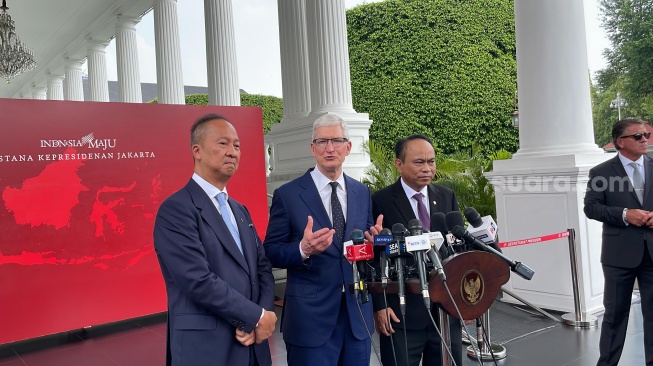 CEO Apple Tim Cook, Menkominfo Budi Arie Setiadi, dan Menperin Agus Gumiwang Kartasasmita bertemu di Istana Negara pada Rabu (17/4/2024). [Suara.com/Novian]