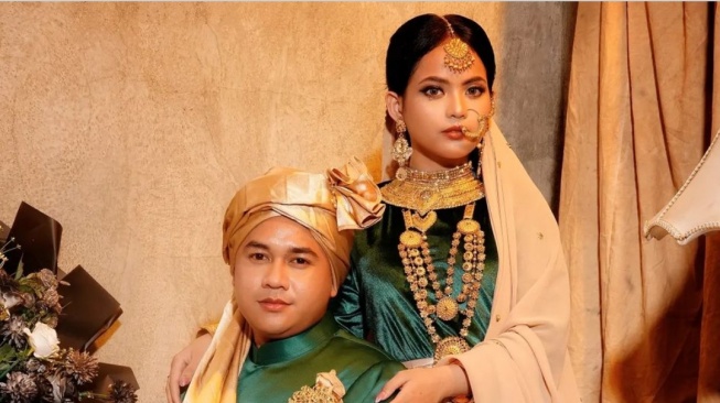 foto prewed Putri Isnari dan Abdul Aziz yang usung tema Bollywood (Instagram/@da4_putri03)