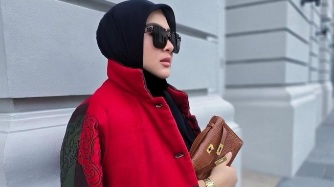 Nggak Cuma Syahrini, 3 Artis Ini Juga Pernah Dituding Pakai Barang Mewah KW