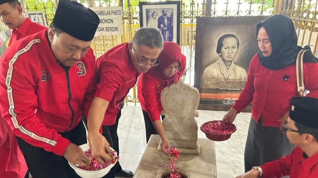 Beri Dukungan Surat Amicus Curiae dari Megawati, PDI Perjuangan Jateng Ziarah ke Makam RA Kartini