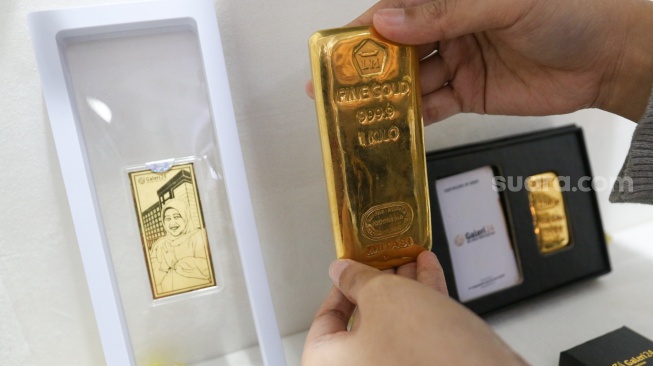 Karyawan merapikan emas di Galeri 24 Pegadaian, Jakarta, Kamis (18/4/2024). [Suara.com/Alfian Winanto]