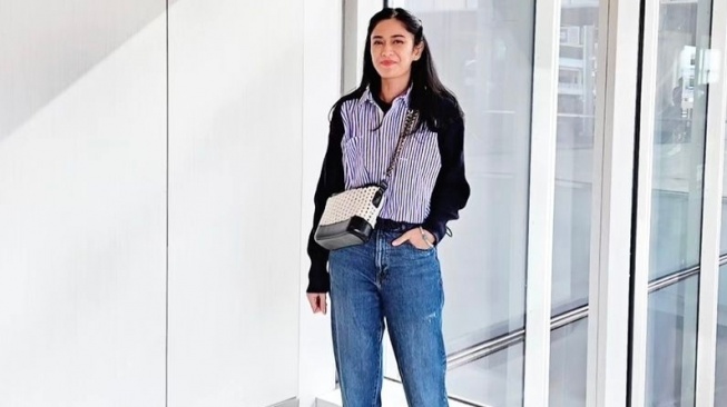 7 Inspirasi OOTD Celana Denim ala Dian Sastrowardoyo Bikin Awet Muda Tapi Terlihat Old Money