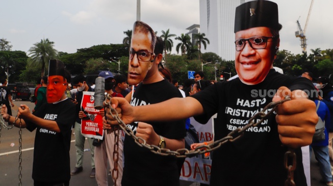 Massa saat menggelar aksi tolak intervensi politik terhadap hakim MK di Patung Kuda, Jakarta, Kamis, (18/4/2024). [Suara.com/Alfian Winanto]