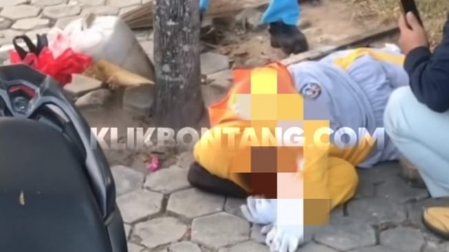 Tangkapan layar kecelakaan di Jalan MT Hartono pemotor tabrak petugas kebersihan. [KlikKaltim.com]