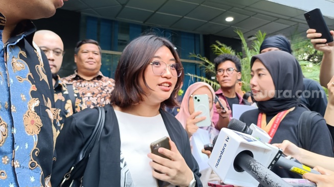 Anggota LKBH FHUI Maria Dianita Prosperiati usai melaporkan Ketua KPU RI Hasyim Asy'ari ke DKPP atas kasus dugaan asusila. (Suara.com/Dea)