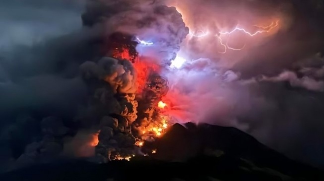 Erupsi yang disertai kilatan petir vulkanik terjadi di Gunung Ruang yang berlokasi di Kabupaten Sitaro, Sulawesi Utara, Rabu (17/4/2024) [SuaraSulsel.id/ANTARA/HO-PVMBG]