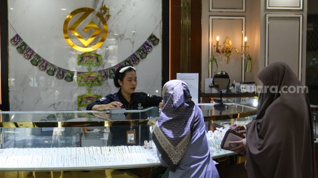 Warga membeli membeli emas di Galeri 24 Pegadaian, Jakarta, Kamis (18/4/2024). [Suara.com/Alfian Winanto]