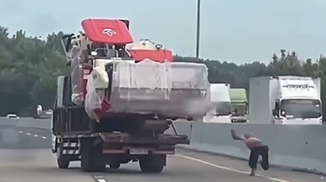 Viral Video Seorang Pria Kejar Truk Hilang Kendali hingga Tersungkur di Exit Gerbang Tol Kalikangkung Semarang