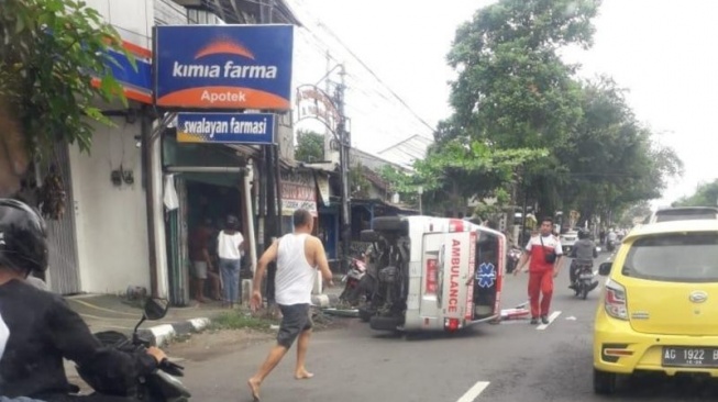 Mobil Ambulans Ngebut Terguling Di Tulungagung, Warga Kaget Saat Evakuasi Isinya Emak-emak Berhijab