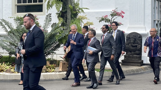 Mantan Perdana Menteri (PM) Inggris Tony Blair mengunjungi Presiden Joko Widodo di Istana Kepresidenan, Jakarta, Kamis (18/4/2024). [Suara.com/Novian]