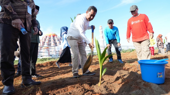 Bahtiar Baharuddin Tanam Pohon Kelapa di Taman Religi CPI