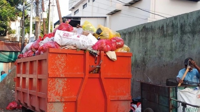 Petugas Sampah Balikpapan Bekerja Siang Malam, Hadapi Lonjakan Sampah Hingga 804 Ton Per Hari