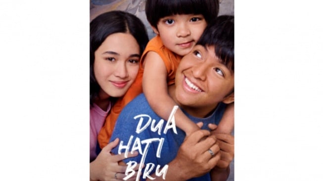 Review Film Dua Hati Biru, Kisah Rumah Tangga Muda yang Begitu Heartwarming