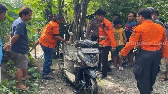 Bapak dan Anak yang Tercebur ke dalam Sungai di Gresik Masih Hilang, Motornya Ketemu