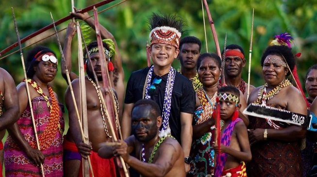 Bobon Santoso saat bersama masyarakat Papua. (Suara.com/ Instagram Bobonsantoso)