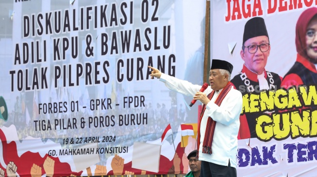 Mantan Ketua Umum PP Muhammadiyah, Din Syamsuddin mengisi ceramah saat salat jumat berjamaah  aksi tolak pemilu curang di Patung Kuda, Jakarta, Jumat (19/4/2024). [Suara.com/Alfian Winanto]