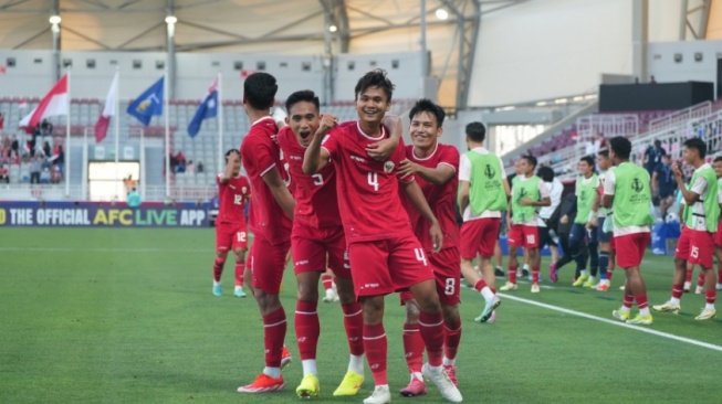 Komang Teguh (Tengah) Usai Mencetak Gol Bagi Timnas Indonesia U-23. (pssi.org)