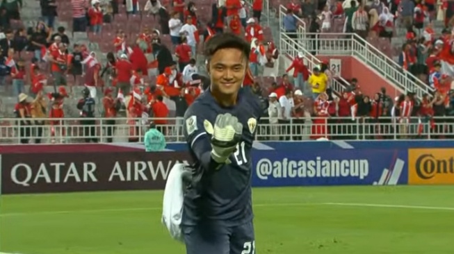 Kiper timnas Indonesia U-23, Ernando Ari bergaya bak penjaga gawang Shaolin Soccer. (X/@medioclubID)