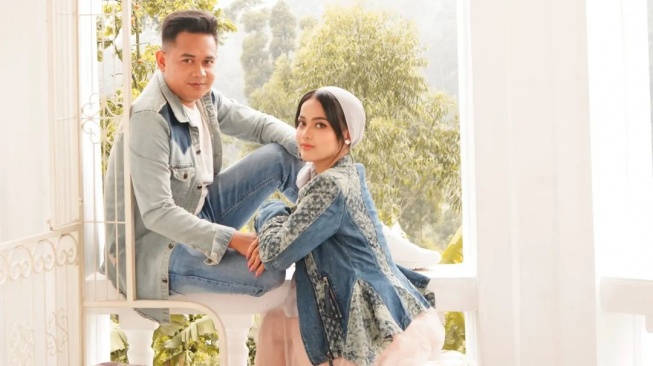 Putri DA dan Abdul Azis melakukan foto prewedding. [Instagram]