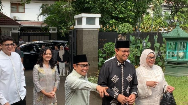 Jaga Tradisi, Anies dan Keluarga Gantian Silaturahmi ke Rumah Dinas Cak Imin