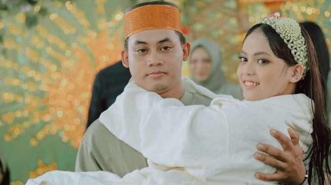 Putri DA menggelar acara siraman jelang pernikahannya dengan Abdul Azis. [Instagram]