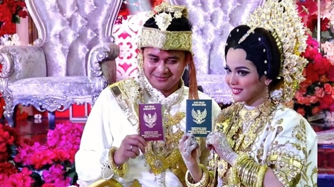 Putri Isnari dan Abdul Azis telah menikah dan sah menjadi saumi-istri. [YouTube]