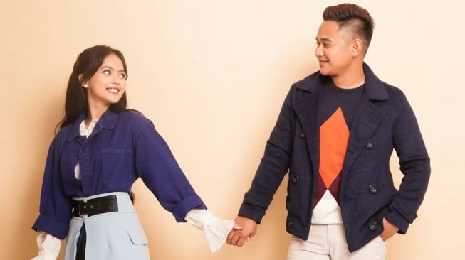 Putri DA dan Abdul Azis melakuakn foto prewedding. [Instagram]