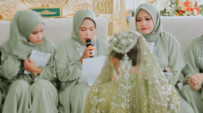 Putri DA menggelar acara pengajian jelang pernikahannya dengan Abdul Azis. [Instagram]