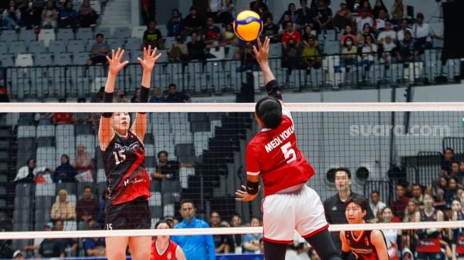 Pemain Voli Indonesia All Stars mencoba menghalau serangan dari pemain Red Sparks dalam pertandingan Fun Volleyballl 2024 di Indonesia Arena, Jakarta, Sabtu (20/4/2024). [Suara.com/Alfian Winanto]