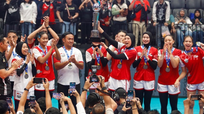 Para pemain Indonesia All Stars mengangkat trofi usai pertandingan Fun Volleyballl 2024 melawan Red Sparks di Indonesia Arena, Jakarta, Sabtu (20/4/2024). [Suara.com/Alfian Winanto]