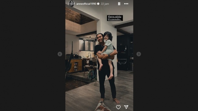 Putri Anne mengunggah foto anaknya, Ibrahim Jalal Ad Din yang tengah digendong lelaki bernama Ryan Malto. Di unggahan itu, Anne menandai akun Instagram Arya Saloka. [Instagram]